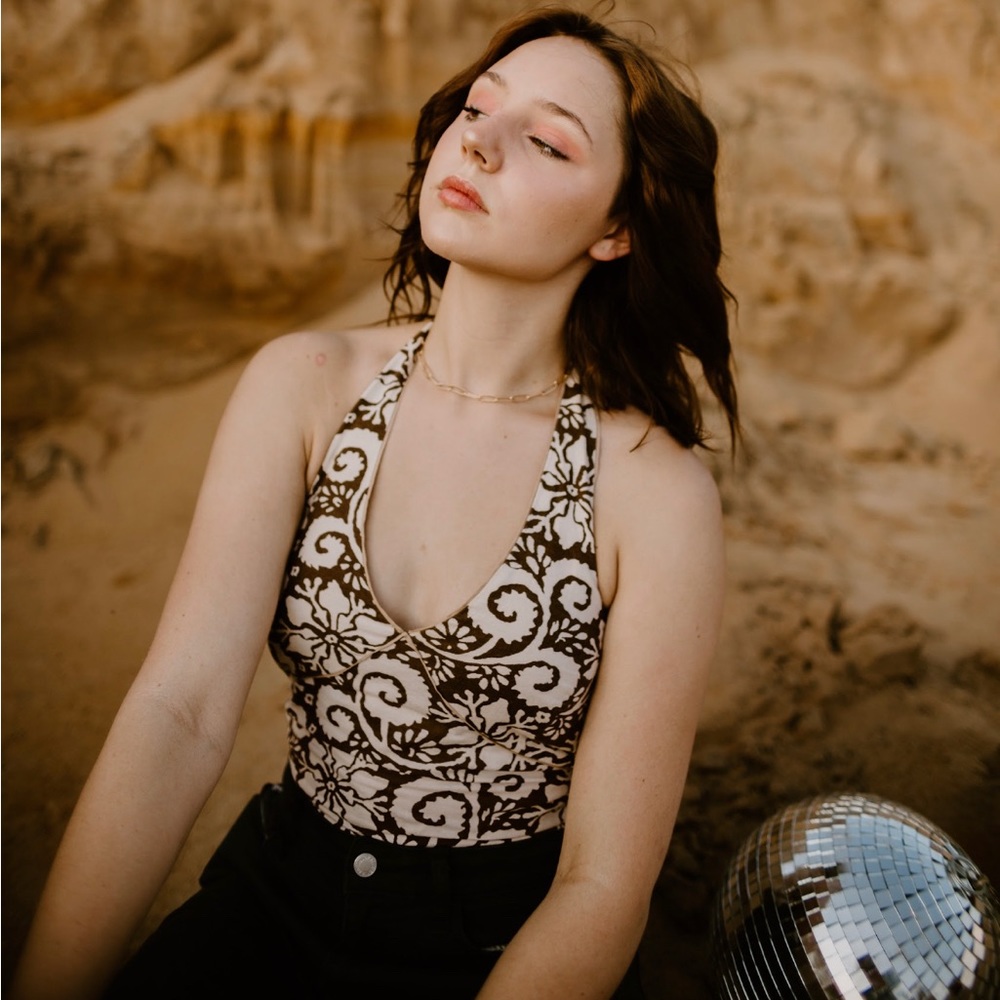 very 70s halter top!!
